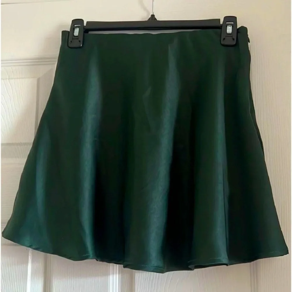NWT $44 dark green satin mini skirt size medium m flare shorts underneath